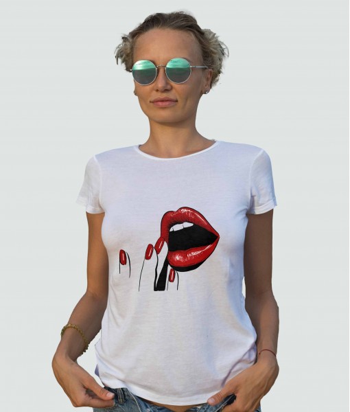 Дамска тениска с щампа Арт Sensual juicy opened red lips with fingers